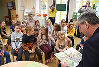 Landrat Marko Wolfram las im Fröbel-Kindergarten in Oberweißbach vor. (Foto: Peter Lahann)