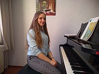 Sophie Kemptner am Klavier