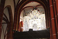 Orgel im Hintergrund